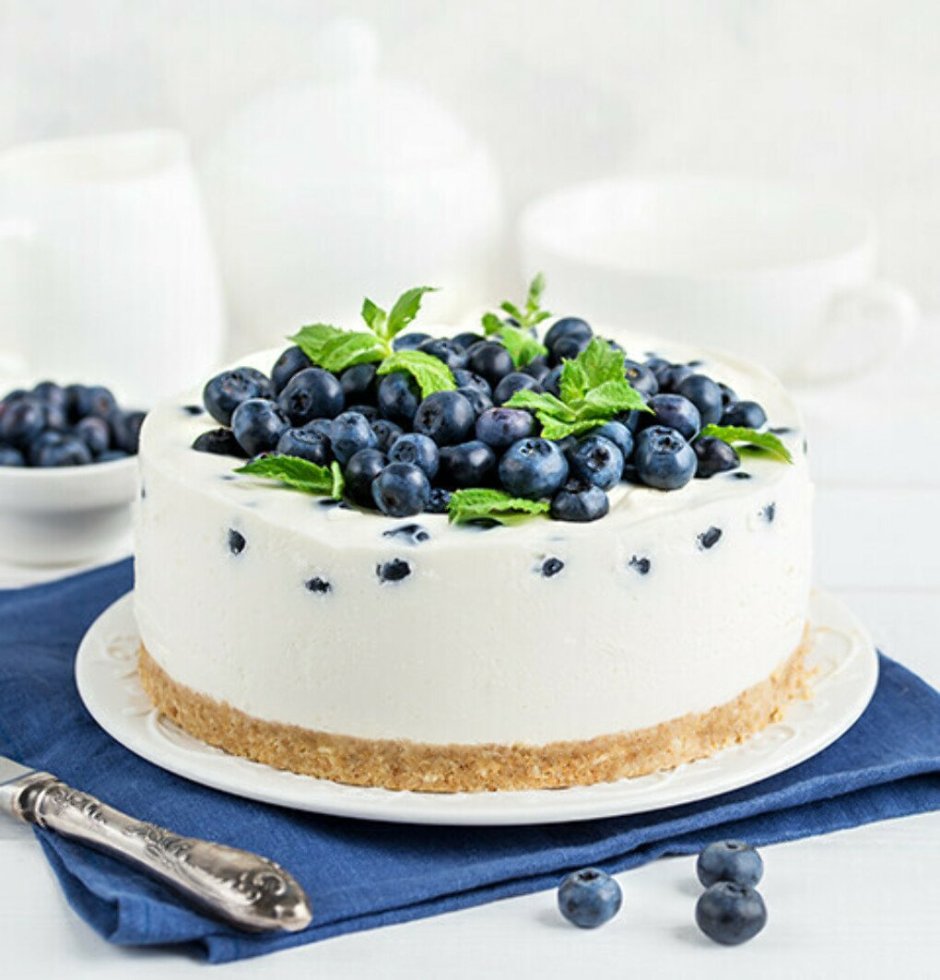Торт белый с ягодами белый голубика