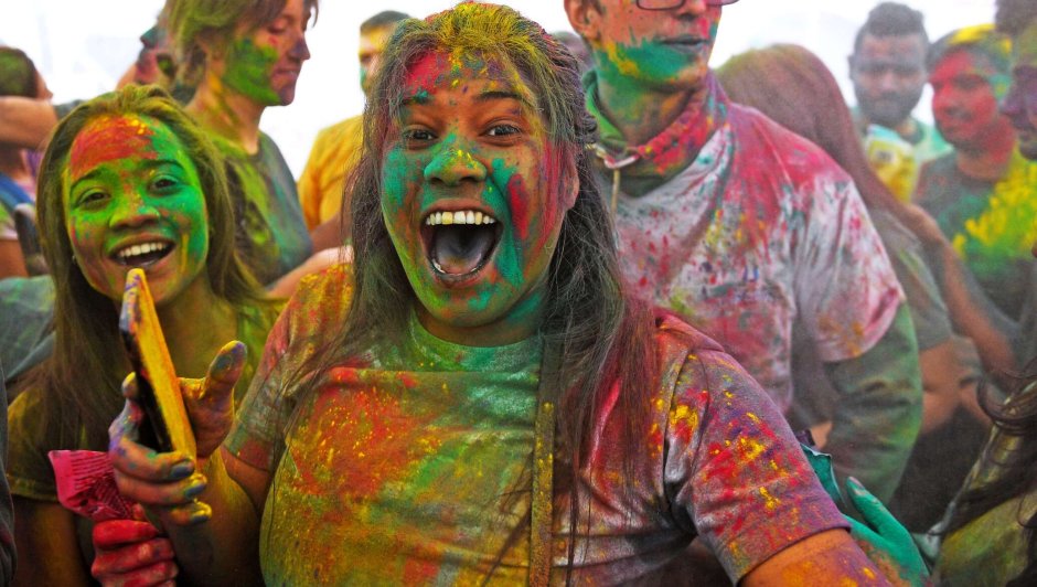 Фестиваль красок Холи в Индии обсыпание красками