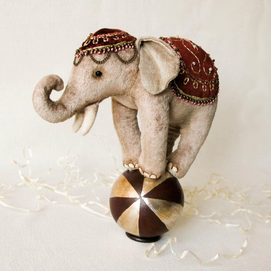 Новогодний слон из фетра в индийском стиле