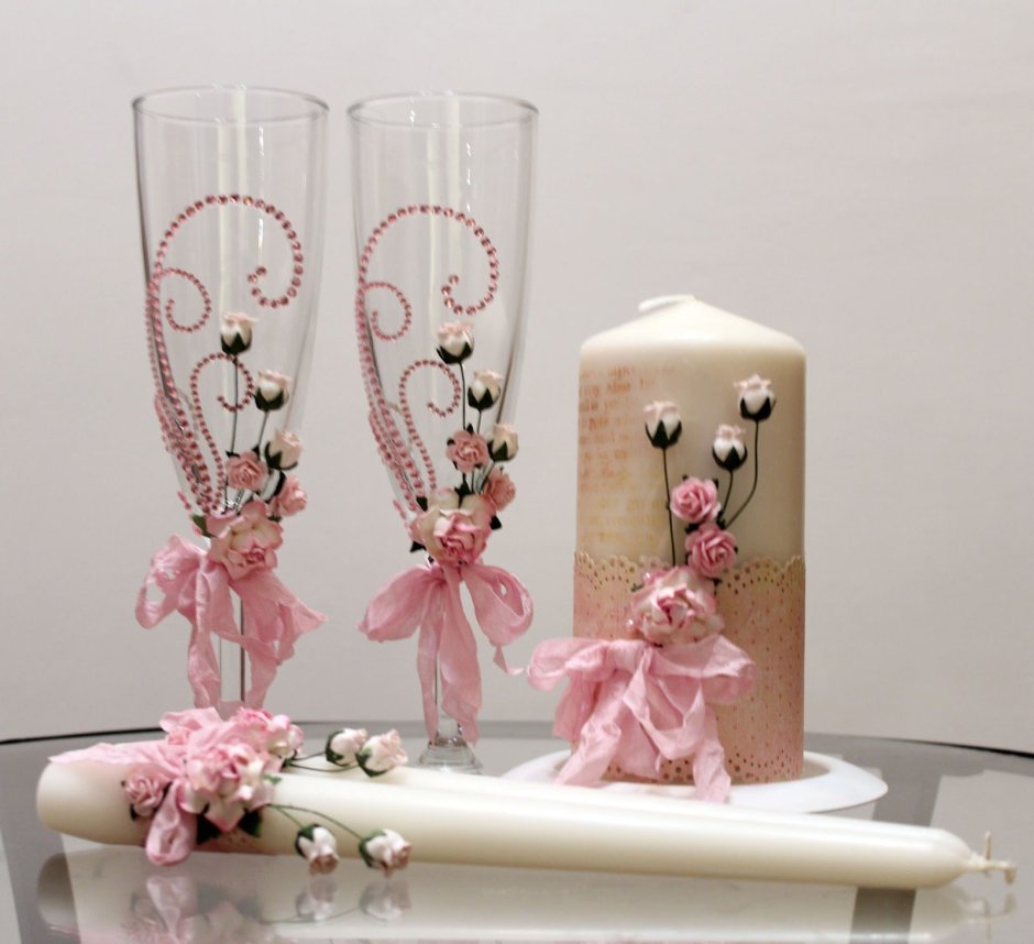 Украшение бокалов на свадьбу в бордовом цвете
