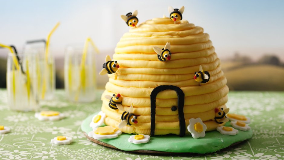 Bee Happy Birthday на торте