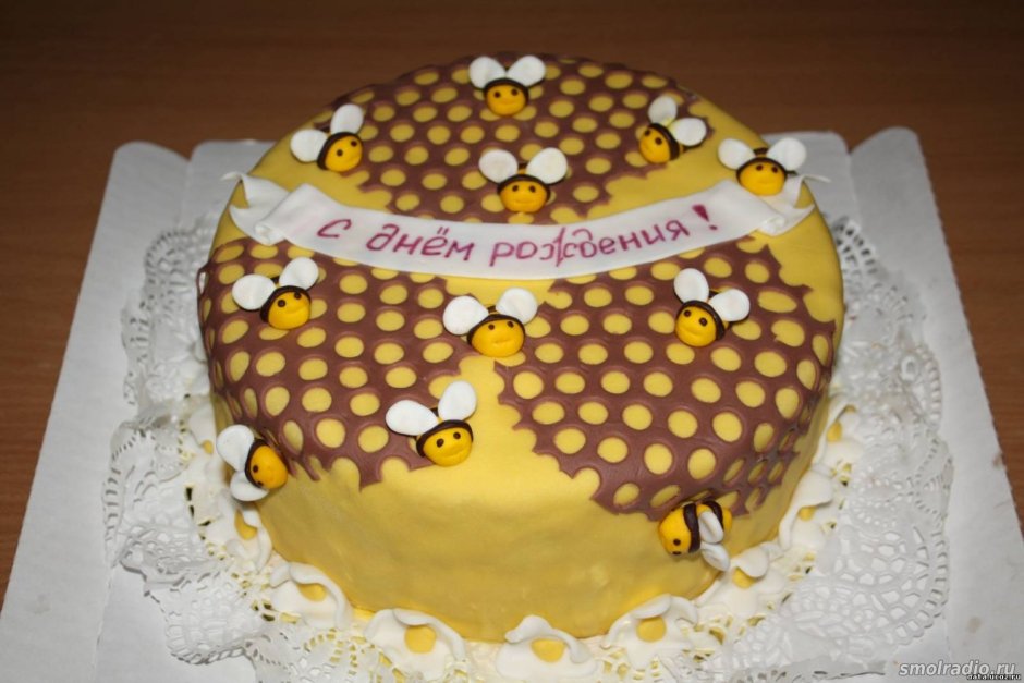 Желтый торт с пчелами