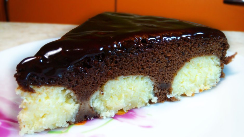 Шоколадный пирог с творожными шариками