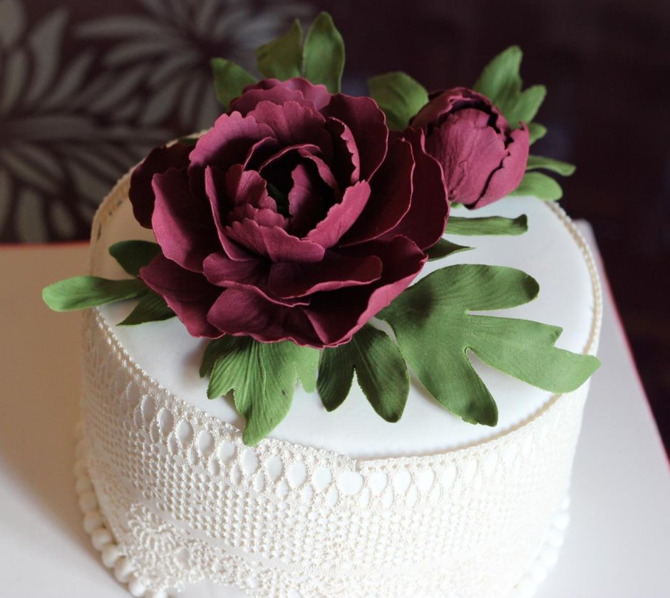 Декор торта мастичными цветами