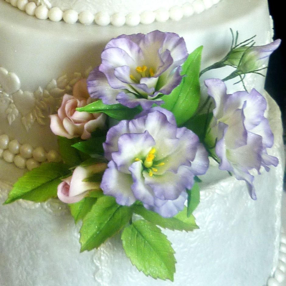 Торт с цветами из мастики