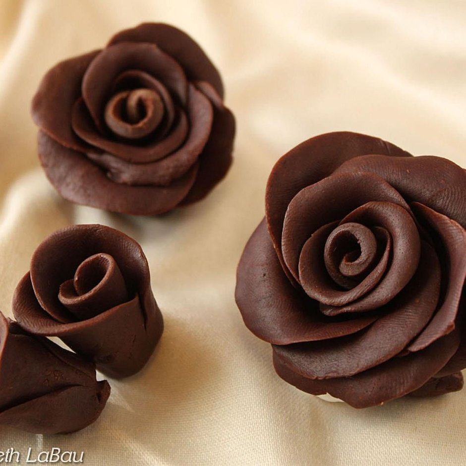Шоколадные розы из темного шоколада