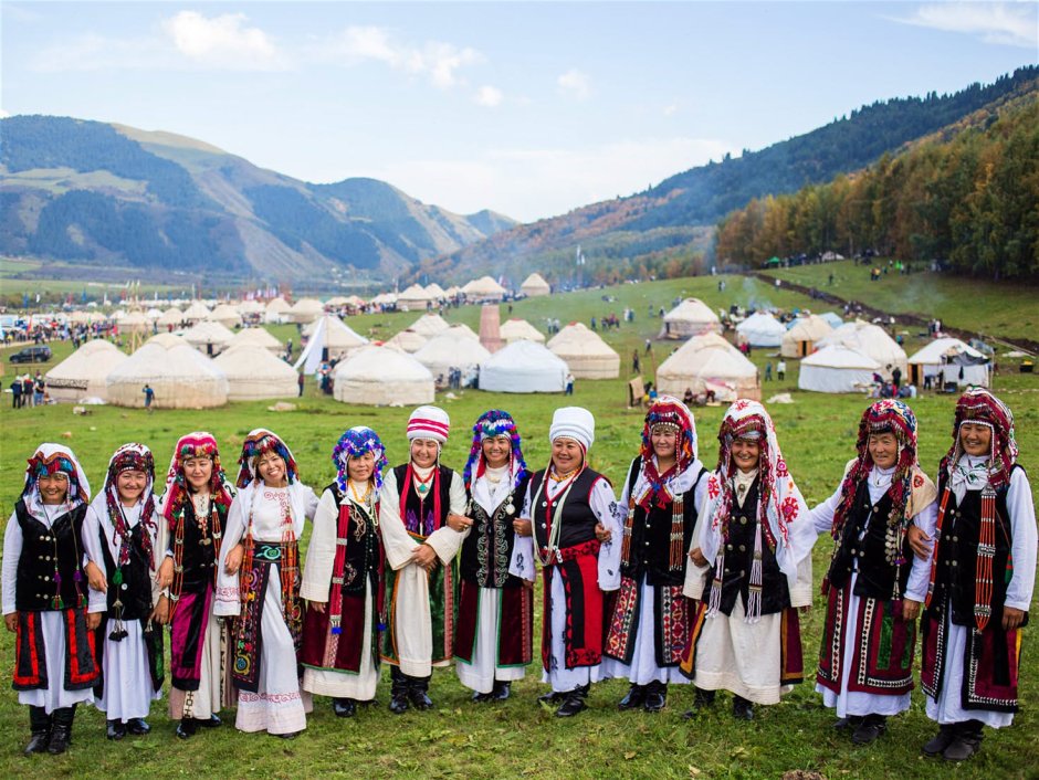 Счастливые кыргызы в национальном