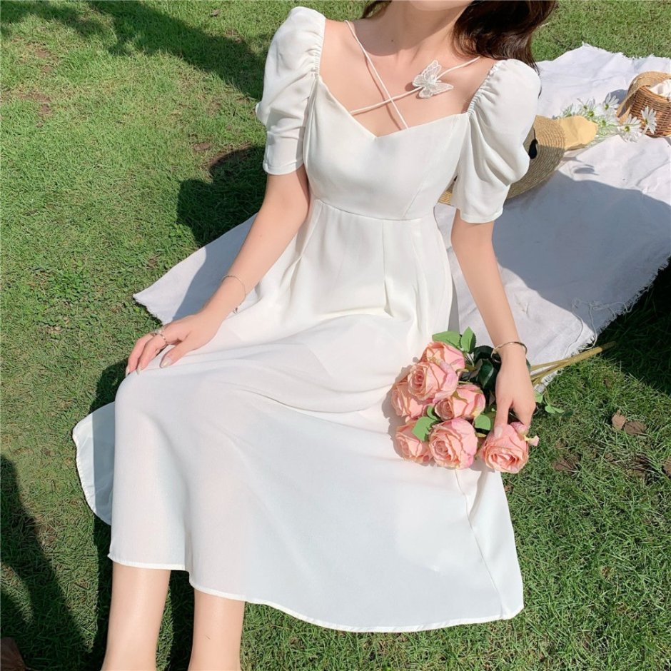 Белое платье с длинным рукавом