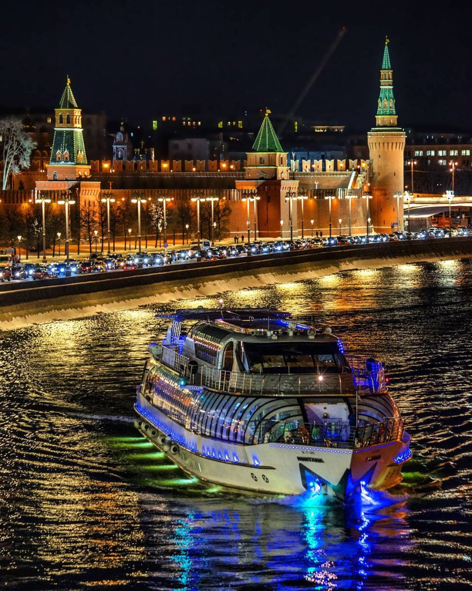 Теплоход Москва река вечером