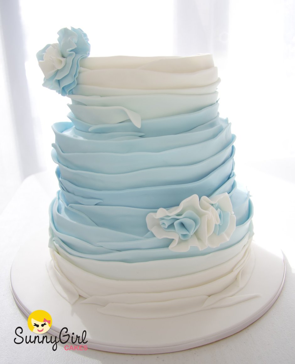 Торт в нежно голубом цвете для девочки