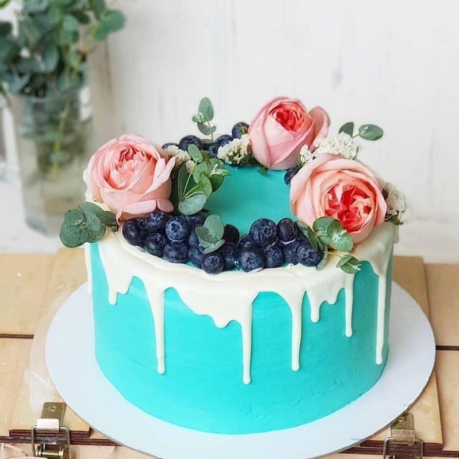 Белый торт с голубым декором