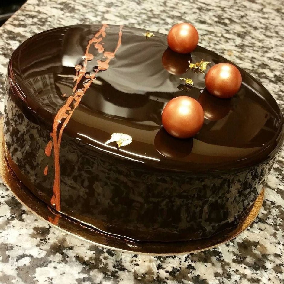 Украшение торта с глазурью и шоколадными шариками