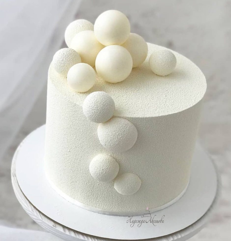 Белый торт с шоколадными шариками