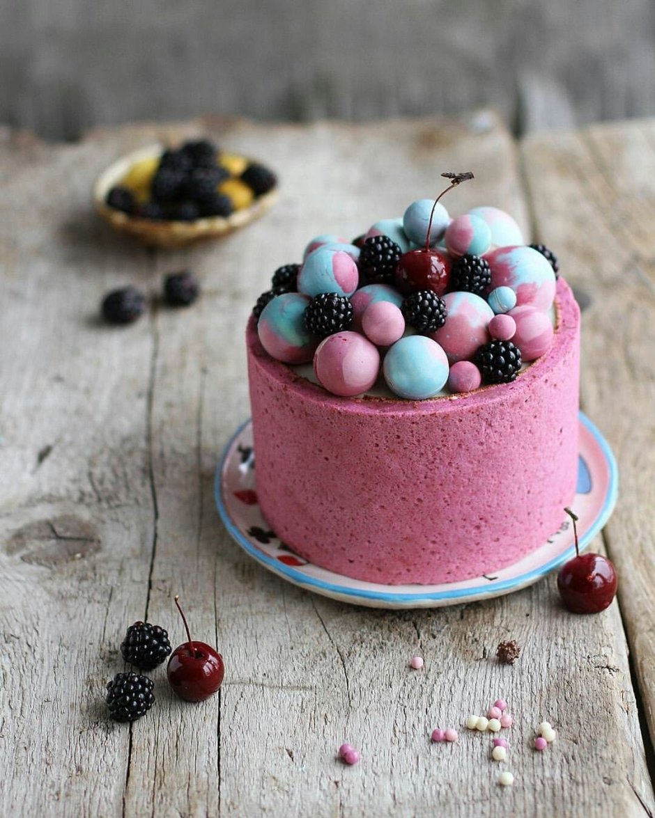 Торт с шоколадными шариками и ягодами