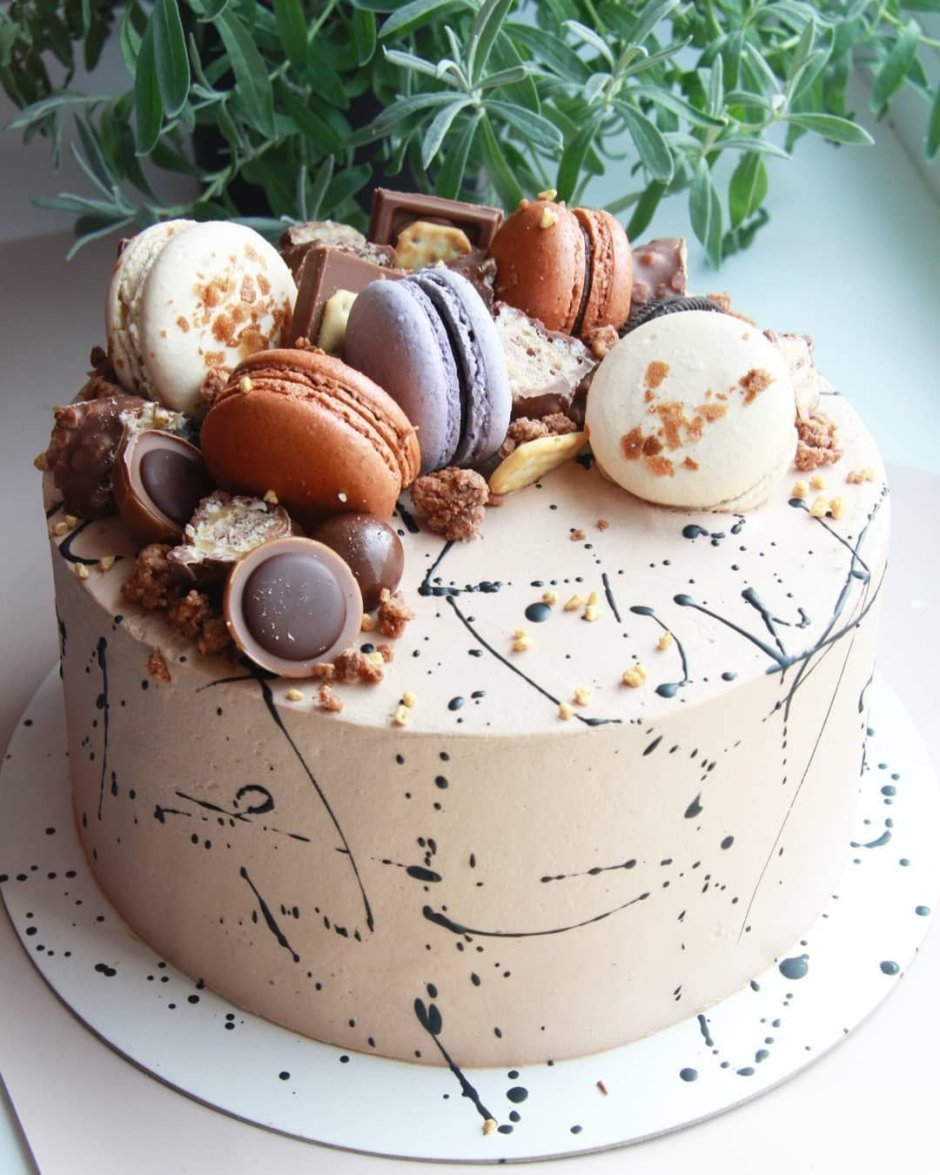 Декор торта с макаронс и шоколадом