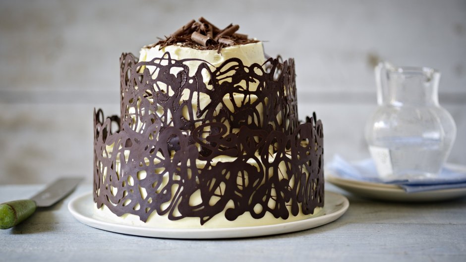 Украшение торта шоколадом растопленным