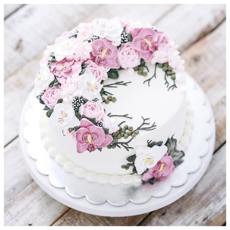 Торт с кремовыми цветами на юбилей