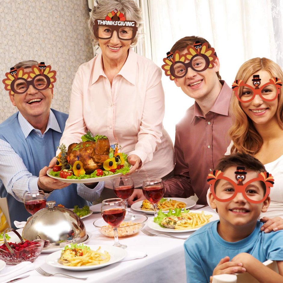 Семья за праздничным столом