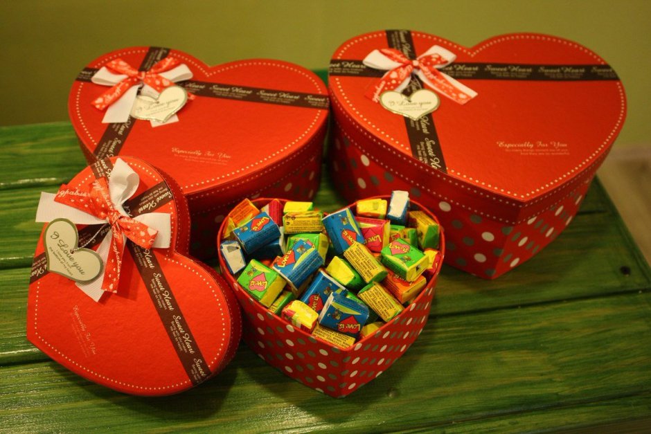 Подарок в виде коробки со сладостями