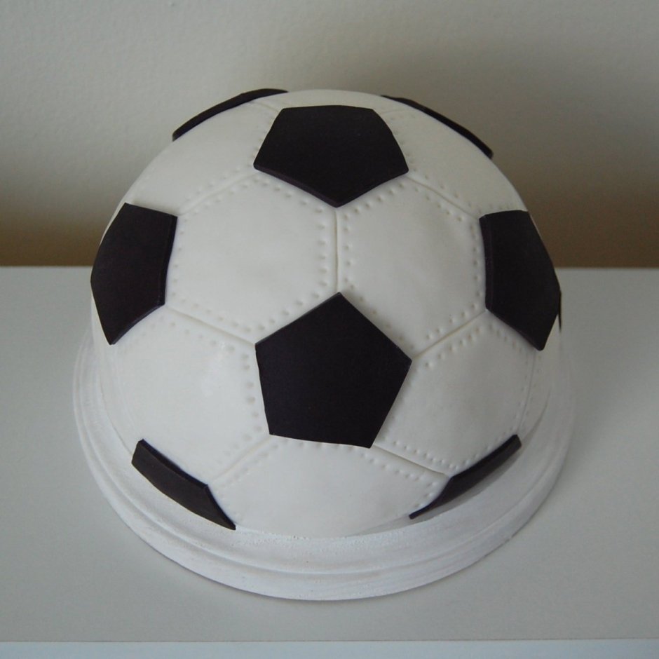 Торт с шоколадным футбольным мячом