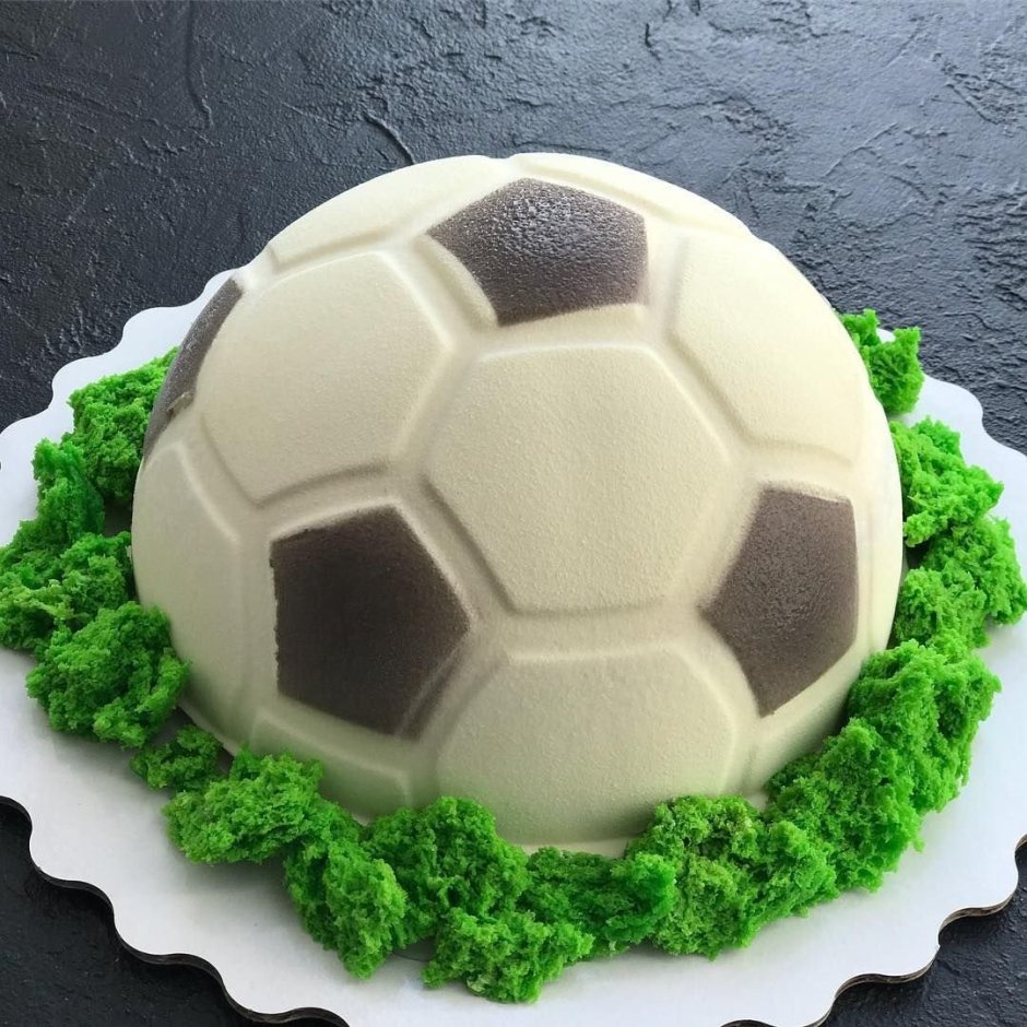 Торт в форме футбольного мяча
