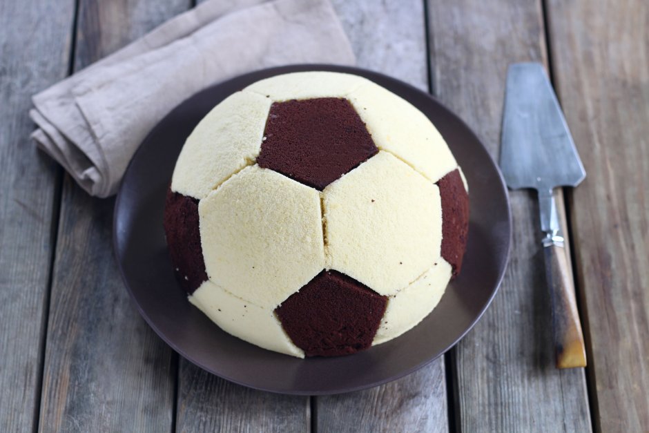 Торт футбольный мяч с футболистом