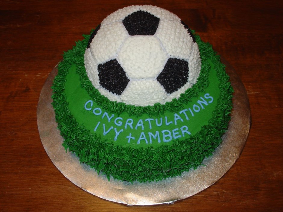 Торт в виде футбольного мяча кремом
