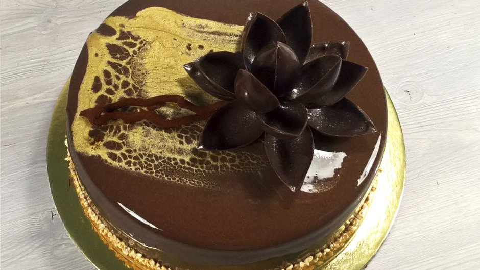 Украшение торта шоколадными цветами