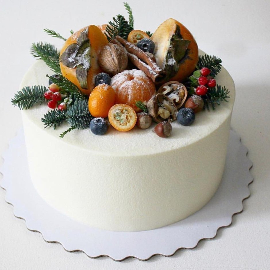 Новогоднее украшение торта фруктами