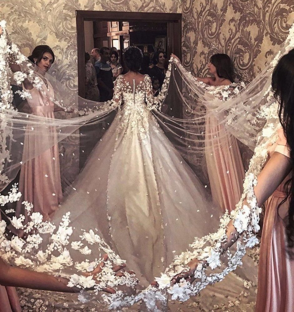 Кавказские девушки в свадебных платьях