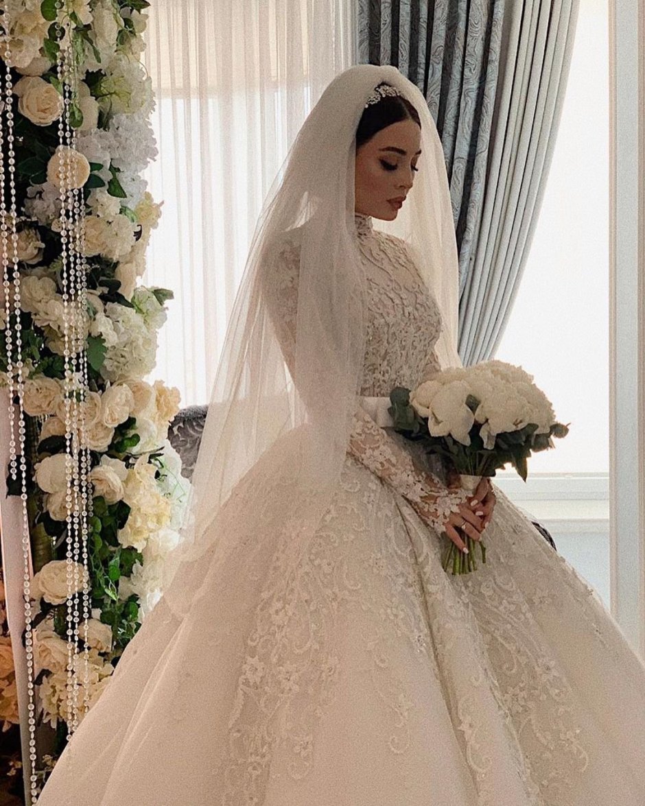 Невеста в свадебном платье сблёзками
