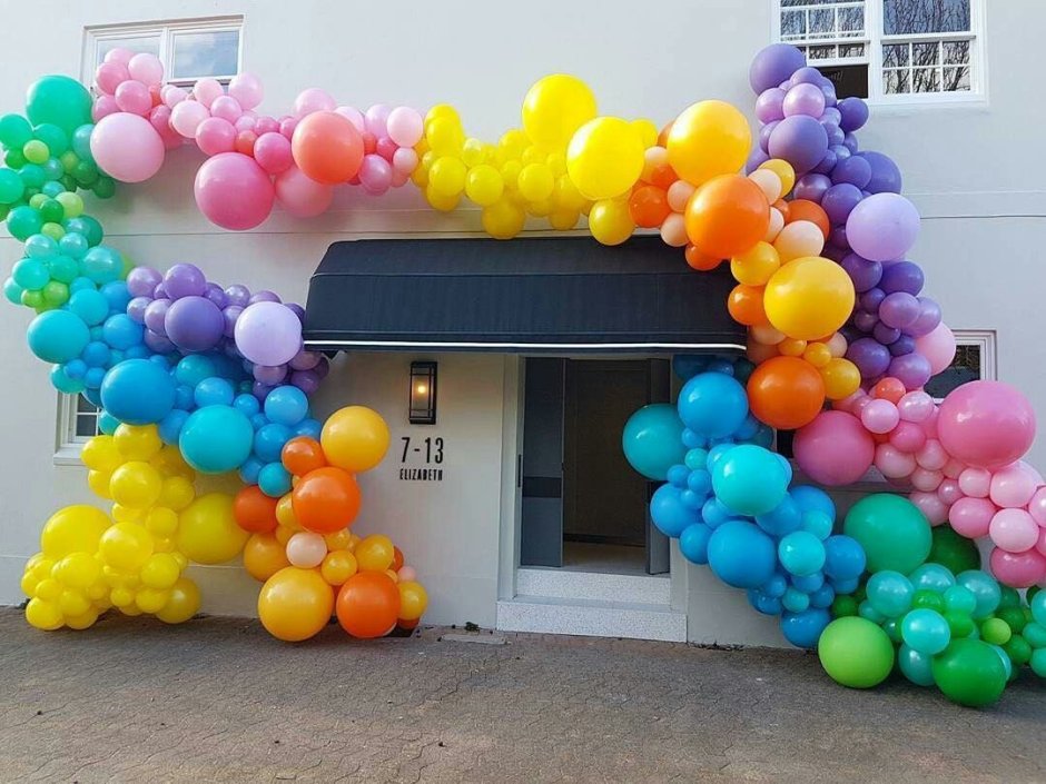 Украшение воздушными шарами разноцветными