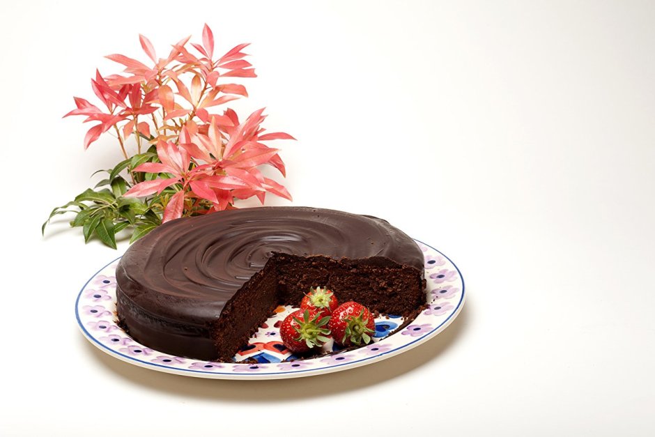 Шоколадный тортик на белом фоне