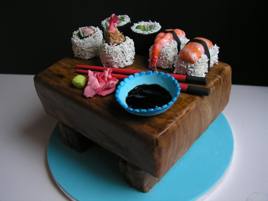Сладкий торт в виде суши и роллов