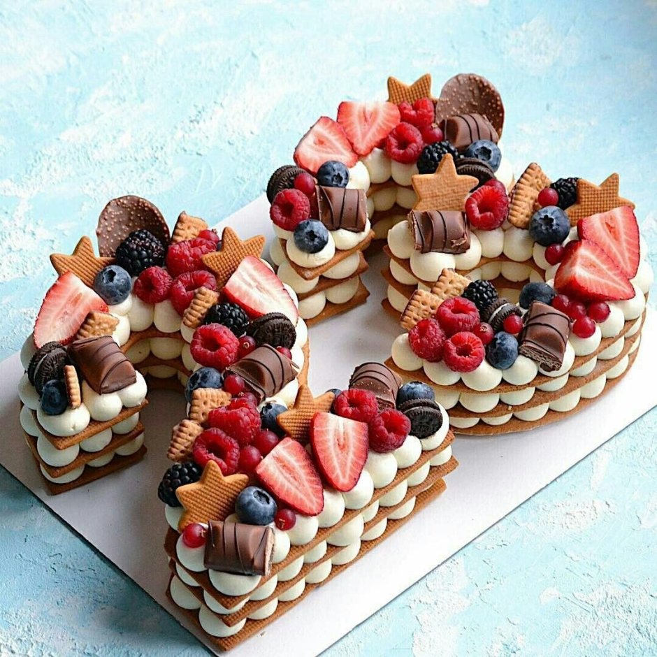 Медовый торт с кремом чиз и ягодами