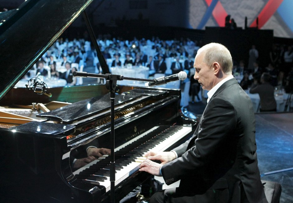 Владимир Путин пианино
