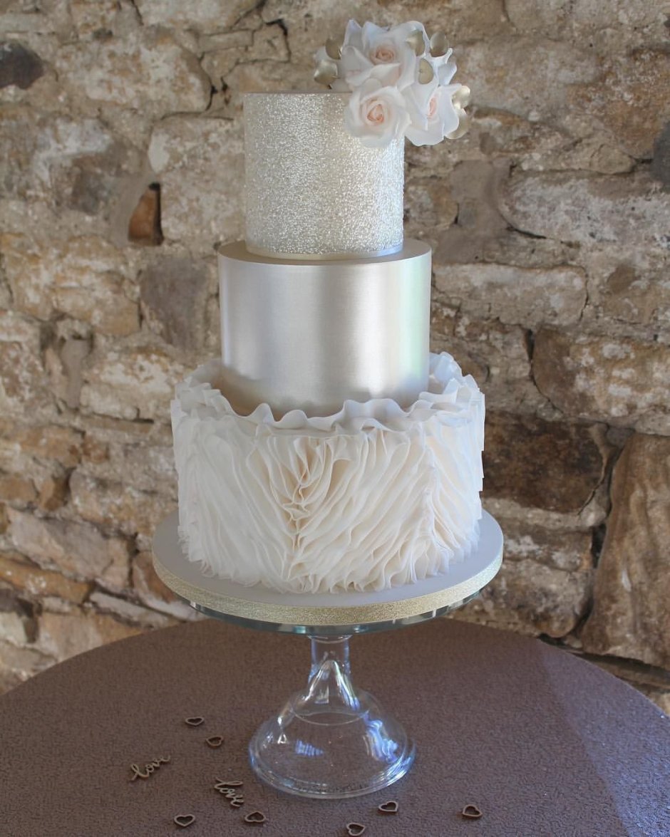 Торт свадебный двухъярусный с серебром
