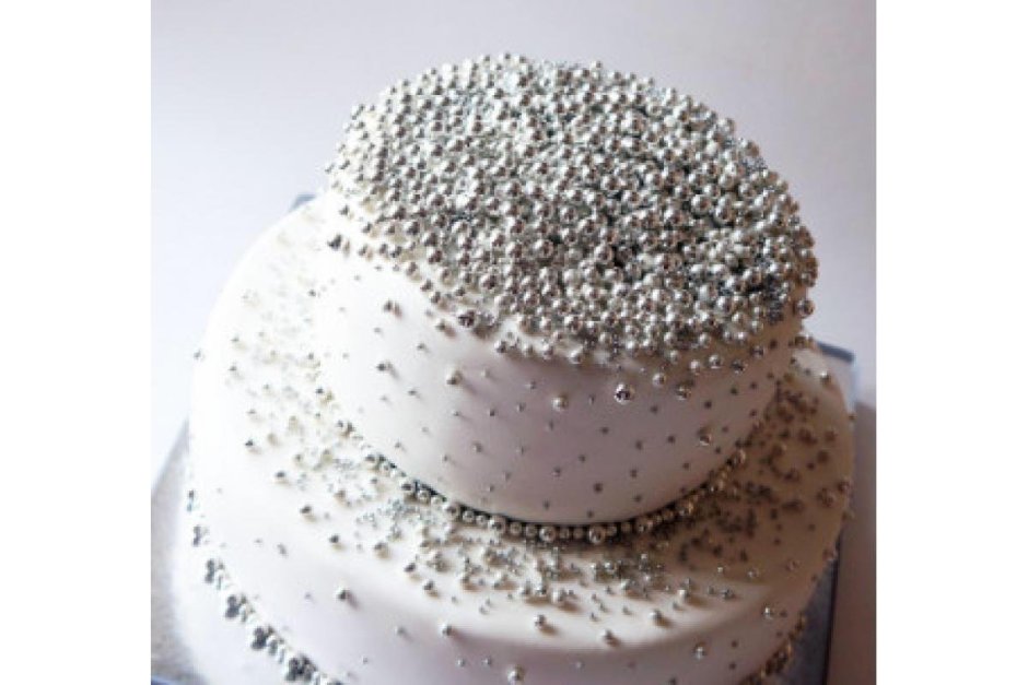Свадебный торт в серебристо белых тонах