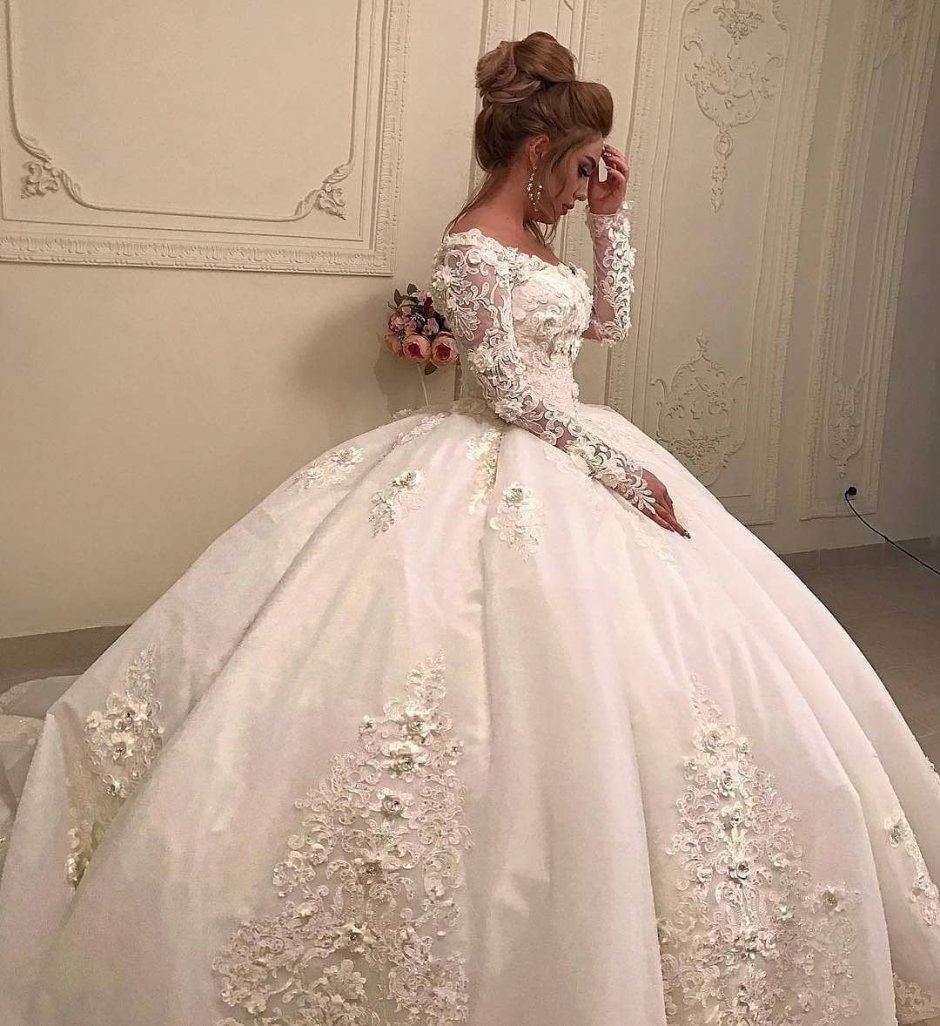 Красивая невеста в пышном платье