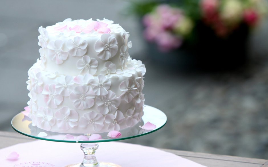 Украшение торта белого цвета