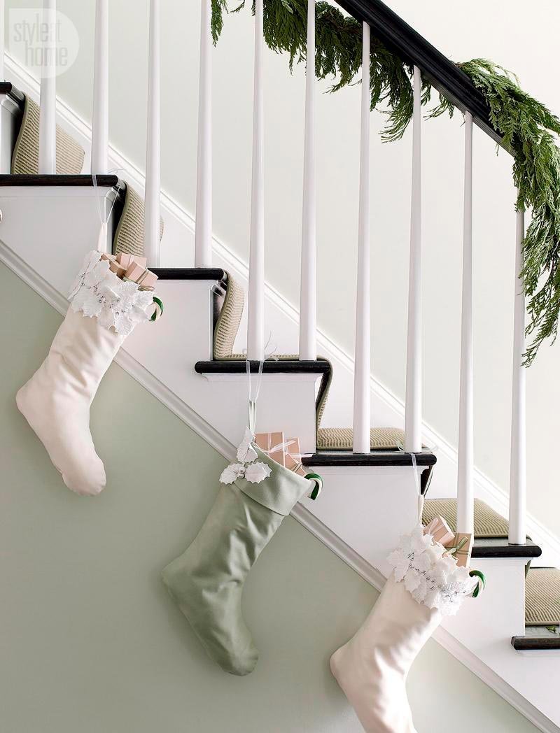 Новогодние носочки на лестница