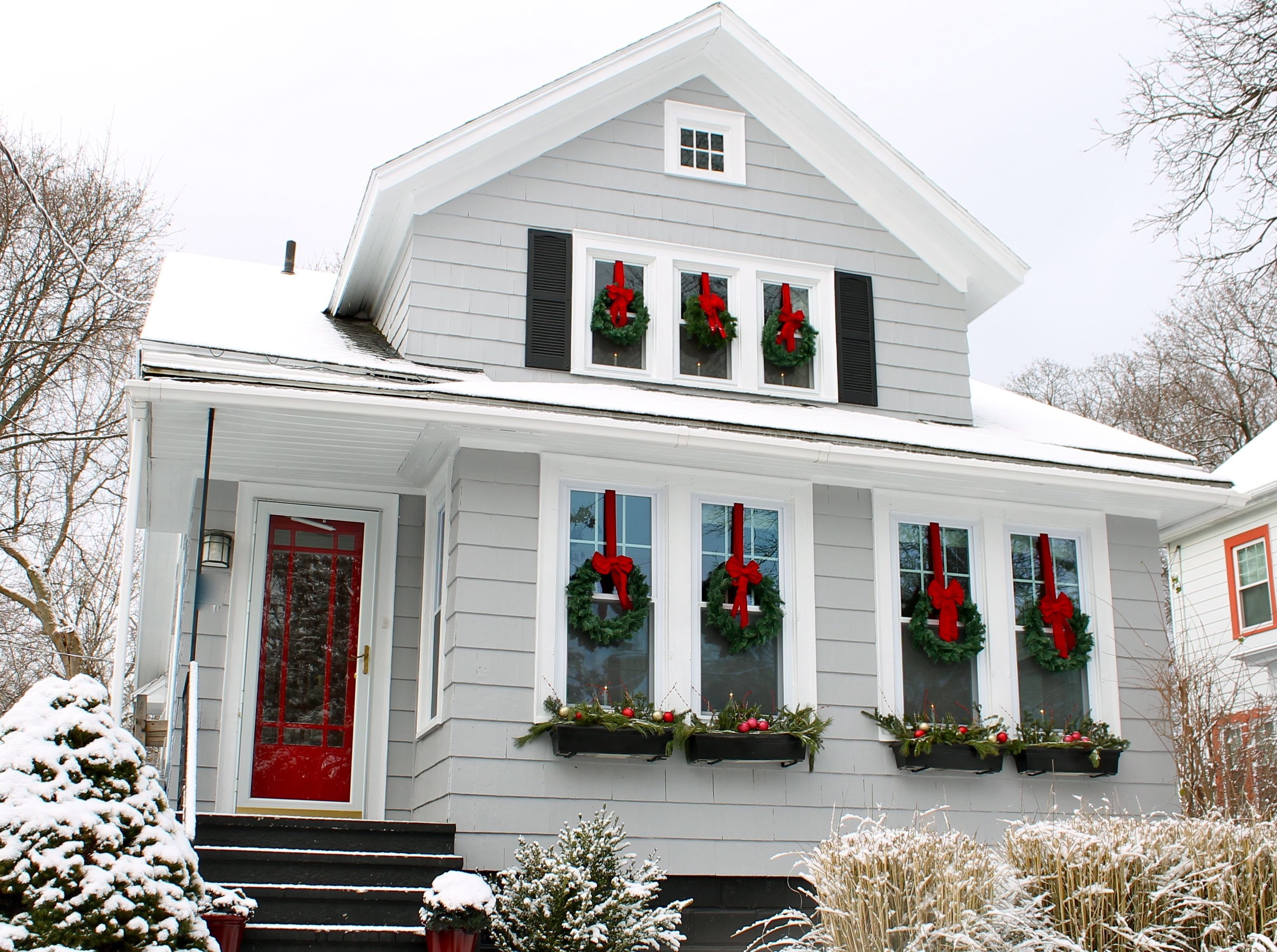 Украшение дома цена. Украшение фасада дома. Украшение дома снаружи. Новогодний декор фасада. Новогоднее украшение дома снаружи.