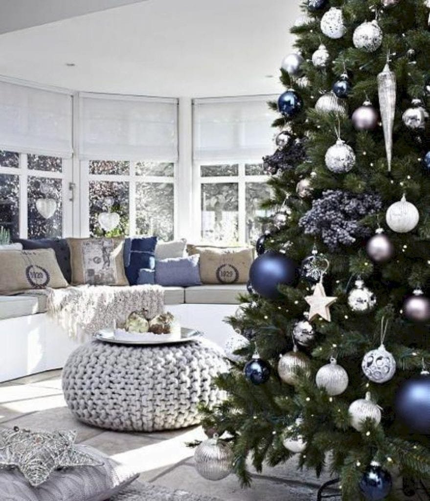 Новогодняя елка в белом интерьере