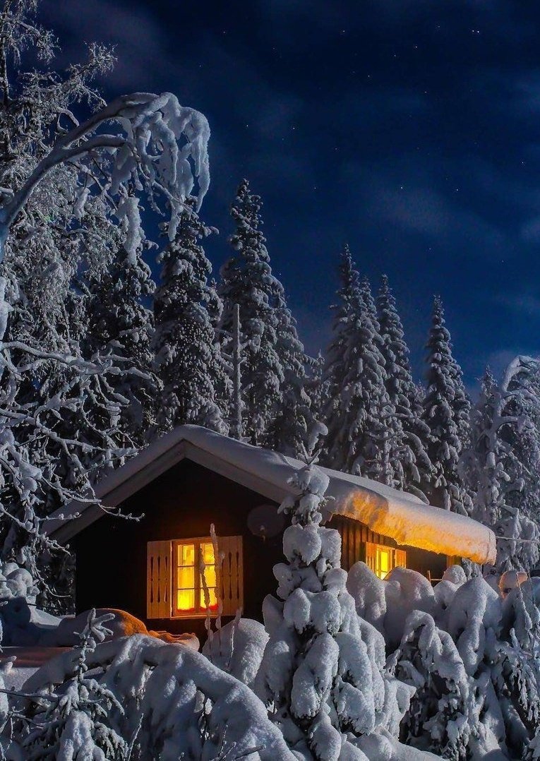Деревянный домик зимой
