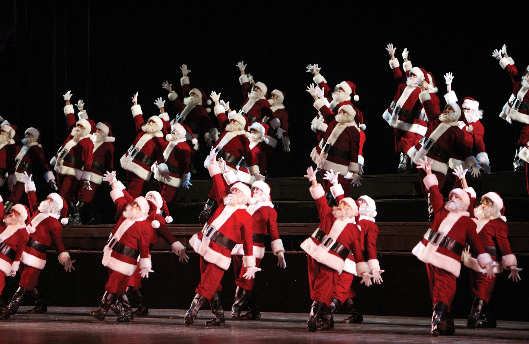 Песни новый год веселые танцевальные. Танец на новый год. Новогодние танцы. Танец дедов Морозов. Танец Санта Клаусов.
