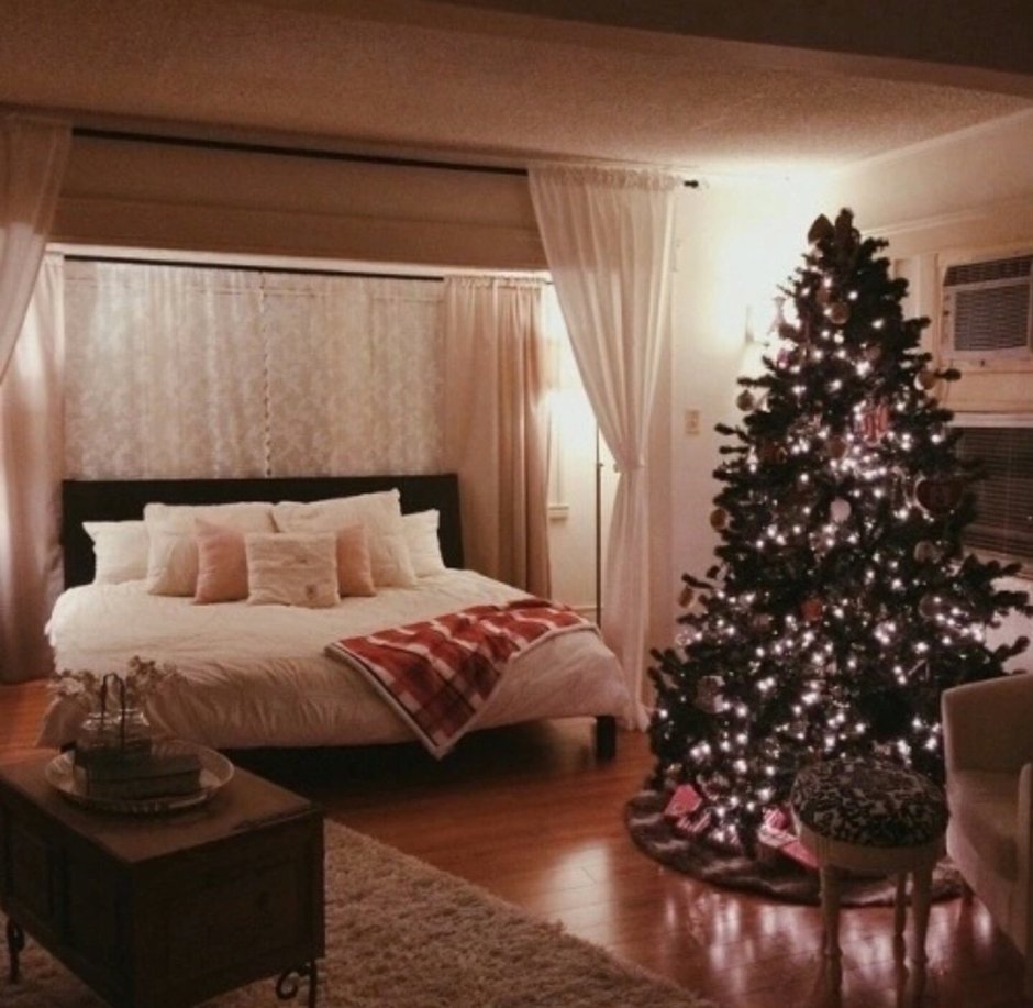 комната в стиле нового года ночью