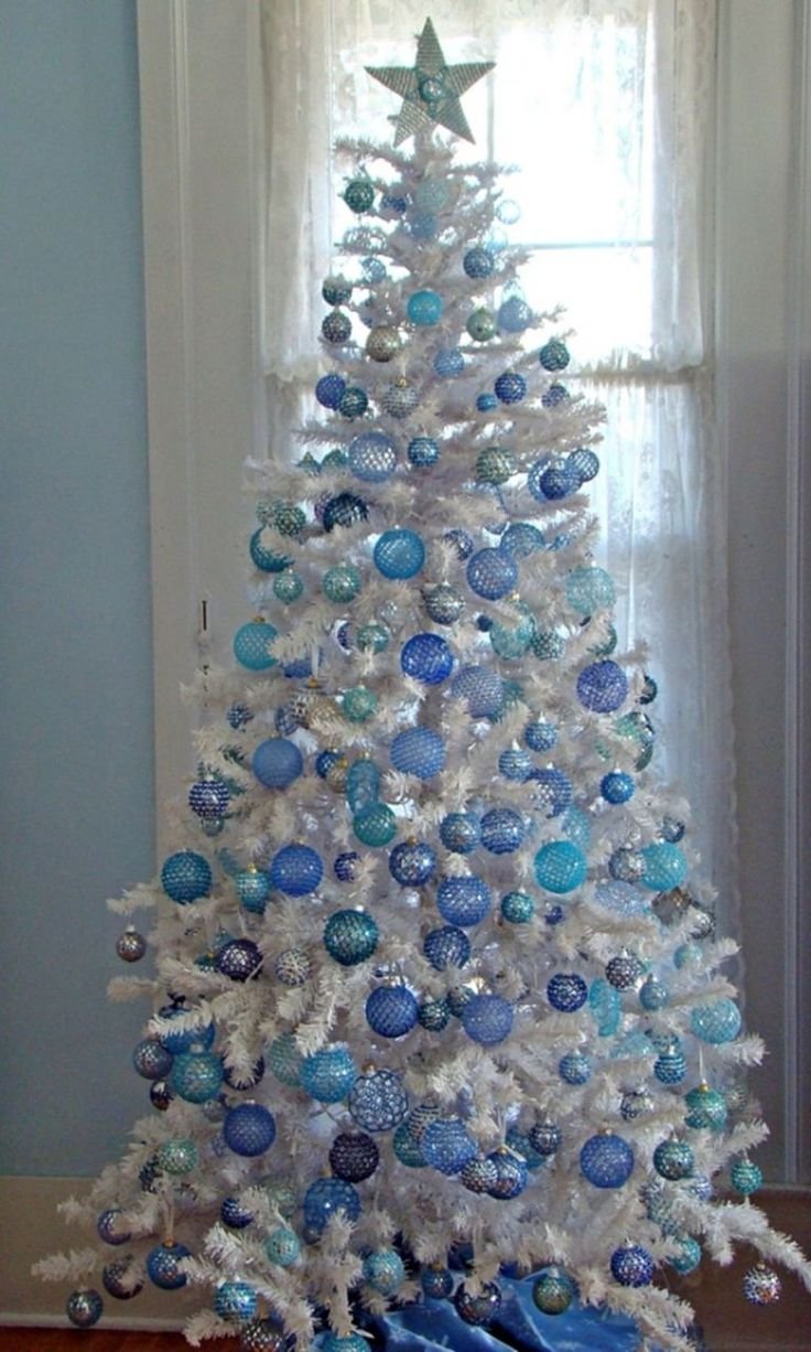 Бело синяя елка украшения