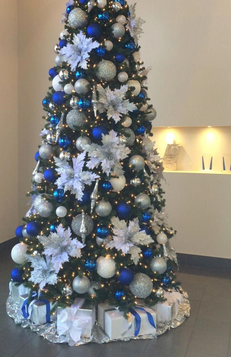 Белая елка с синими шарами