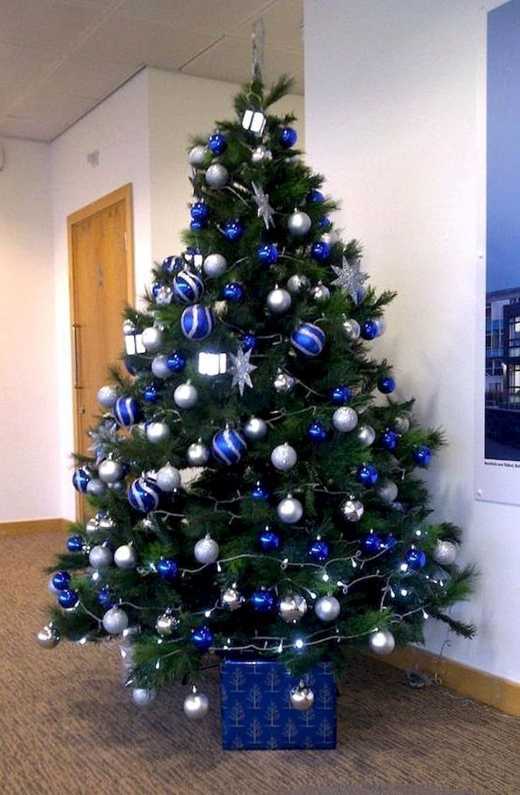 Новогодняя елка бело голубая