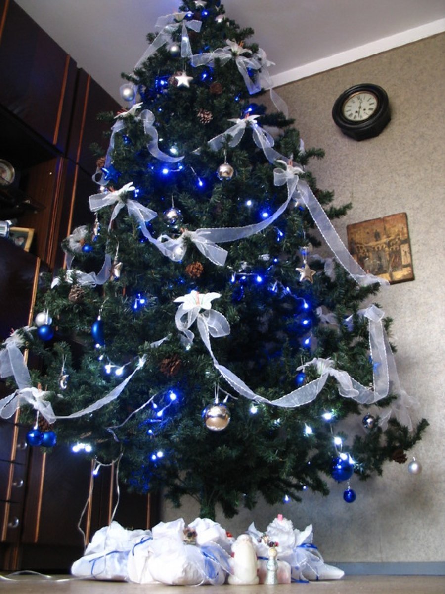 Белая елка с синими шарами